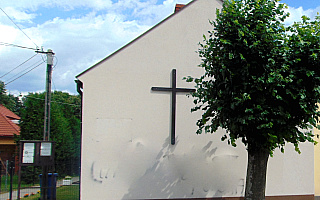 Zatrzymano mężczyzn, którzy  zniszczyli elewację kaplicy ewangelicko – augsburskiej w Białej Piskiej